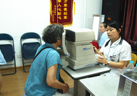 山东省眼科医院医护人员为义诊群众进行医学验光